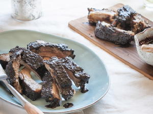 Spare Ribs with Blueberry Barbecue Sauce