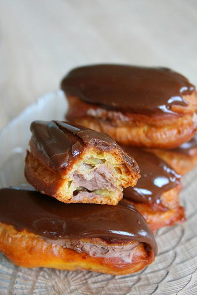 Mini eclairs with chocolate pudding and peanuts