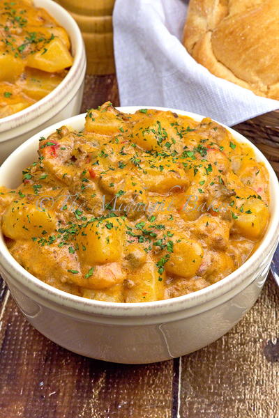 Easy, Cheesy Slow Cooker Hamburger Casserole