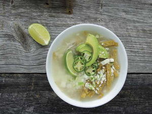 Yucatan-style石灰汤(Sopa de Lima)