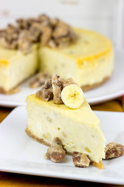 Banana Pudding Cheesecake with Crumbled Pralines