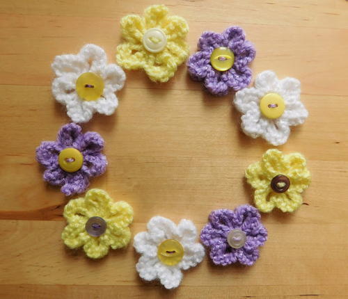 small knitted flowers