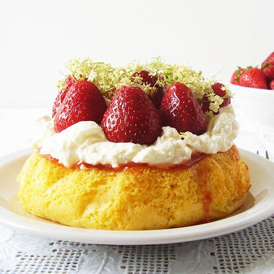 6 - Inch Sponge Cake with Strawberries