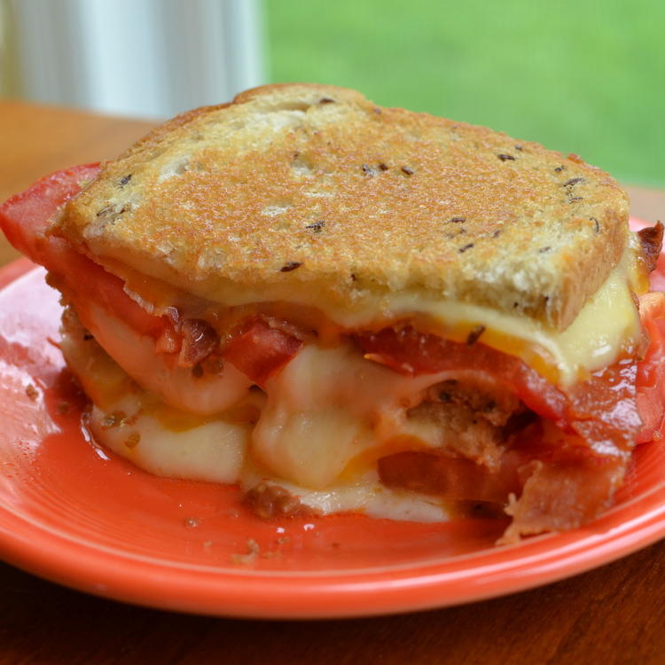 Bacon Tomato Grilled Cheese | RecipeLion.com