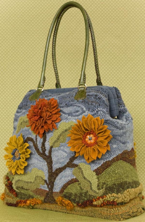 The Hooked Carpetbag | rughookingmagazine.com