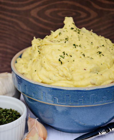 Garlic and Cream Cheese Slow Cooker Mashed Potatoes