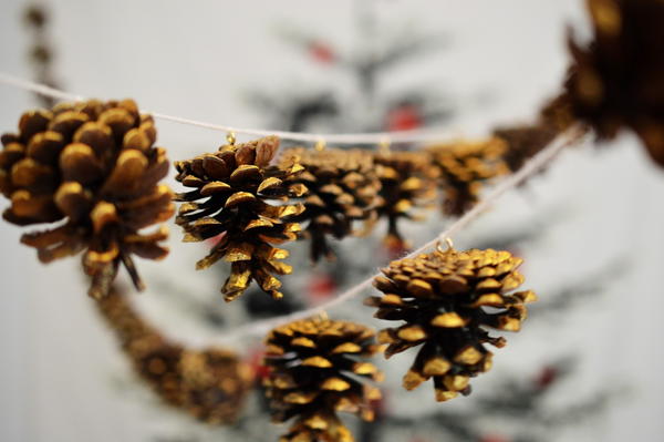 Gilded Pine Cone Garland