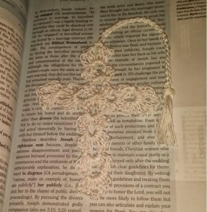 Graceful Christmas Crochet Cross Bookmark | AllFreeChristmasCrafts.com graceful-christmas-crochet-cross-bookmark-allfreechristmascrafts-com