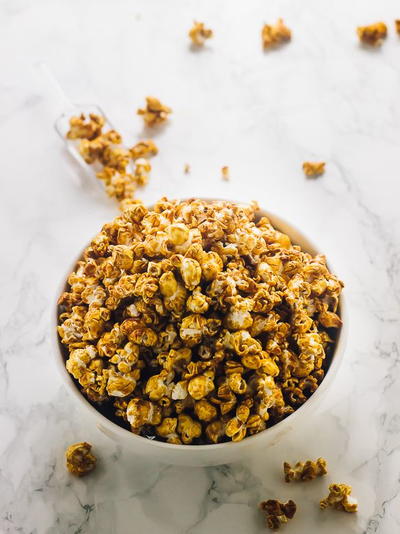 Healthy Vegan Caramel Popcorn