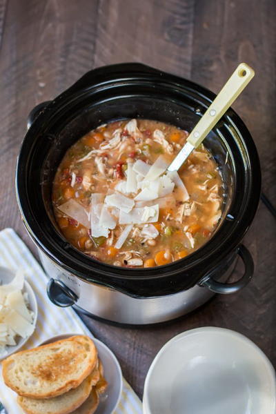 Slow Cooker Tuscan Chicken and White Bean Soup