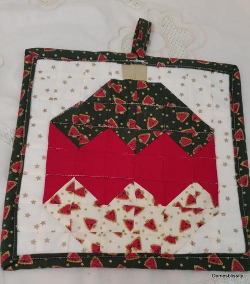 Quilted Christmas Bauble Pot Holder