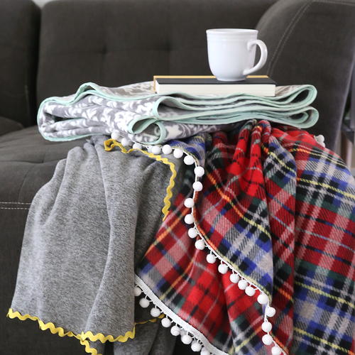 Easy Fleece Blankets Tutorial