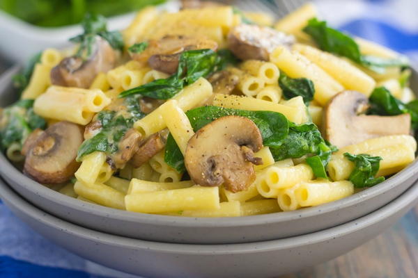 Garlic Parmesan Pasta with Spinach and Mushrooms