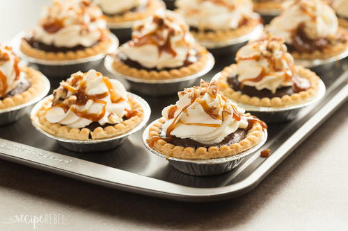 Mini Turtle Pudding Pies | TheBestDessertRecipes.com