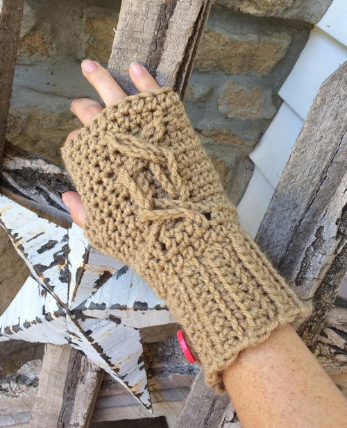 Cabled fingerless gloves knitting pattern free
