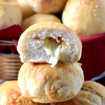 Smoked Cheddar Caramelized Onion Dinner Rolls