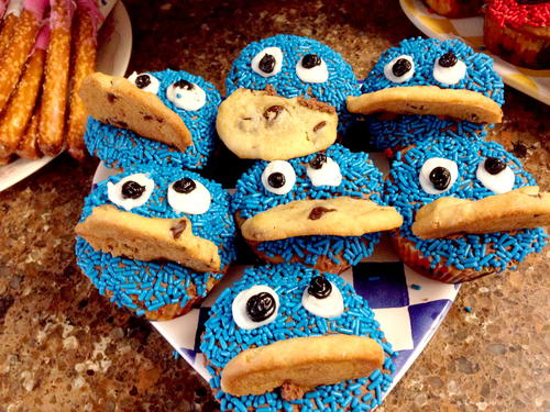 How to Make Elmo and Cookie Monster Cupcakes