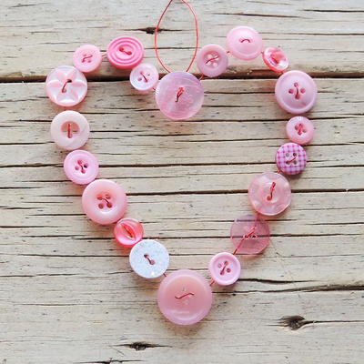 Hanging Wired Button Hearts