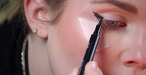 Winged Eyeliner Tutorial | DIYIdeaCenter.com