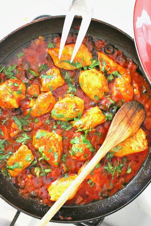 Chicken with Olives in Tomato Sauce