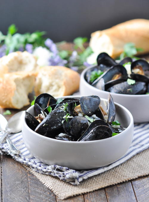 Steamed Mussels in Garlic and Herb Wine Sauce