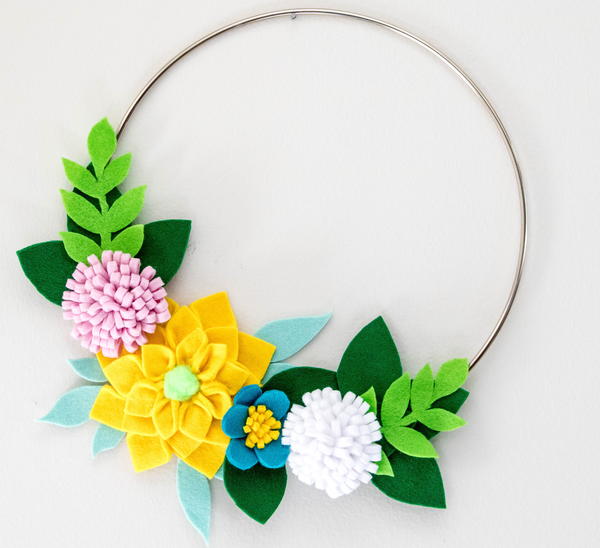 20 Felt Flowers Patterns (Free!) | FaveCrafts.com 20-felt-flowers-patterns-free-favecrafts-com