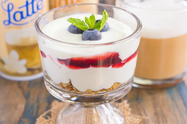 Blueberry Cheesecake Breakfast Parfait