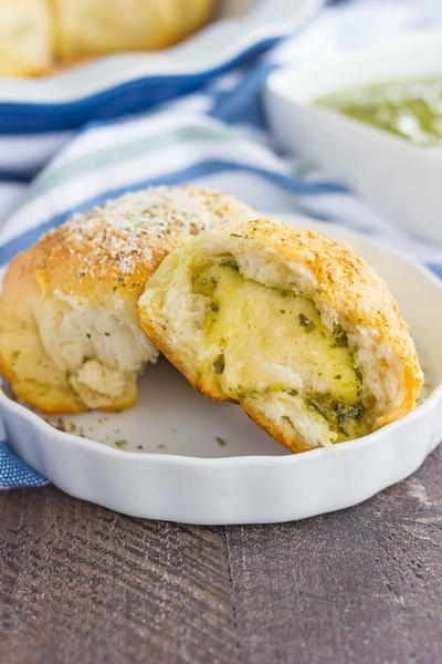 Pesto Ricotta Rools Stuffed Cheesy Pesto Rolls | FaveSouthernRecipes.com