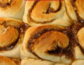 Gooey Slow Cooker Cinnamon Rolls