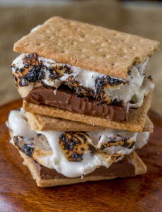 How to Make S'mores (4 Ways!) | RecipeLion.com