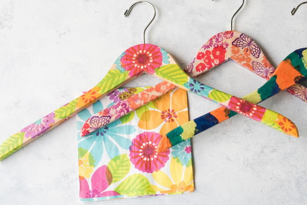 20 Crafts To Make With Old Coat Hangers – Home and Garden