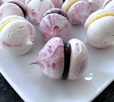 Meringue Kisses with Chocolate Filling