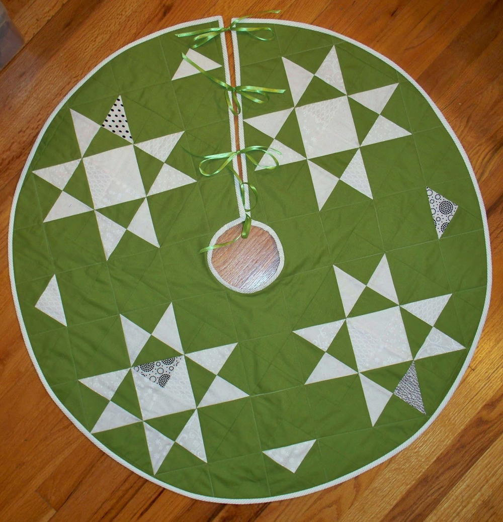 North Pole Tree Skirt | FaveQuilts.com