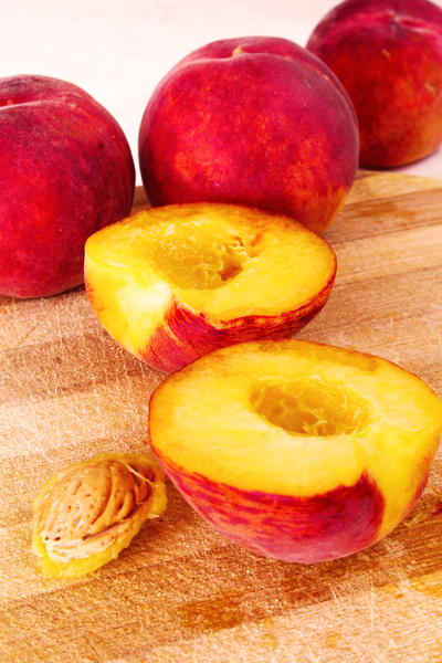 How to pit peaches easily