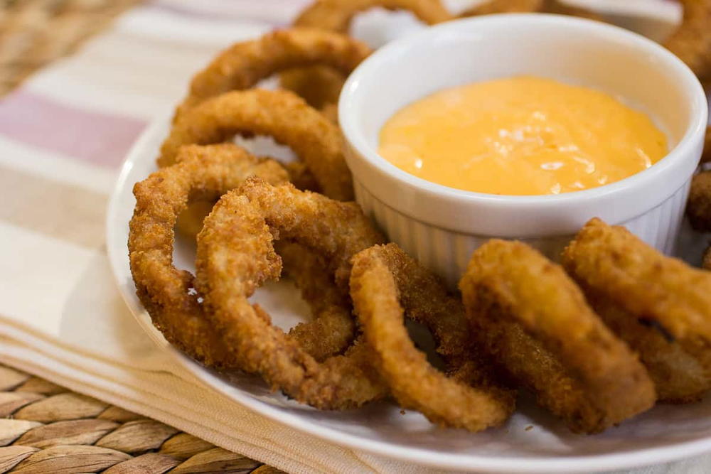 Beer Battered Onion Rings w Spicy Dipping Sauce #NationalBeerDay