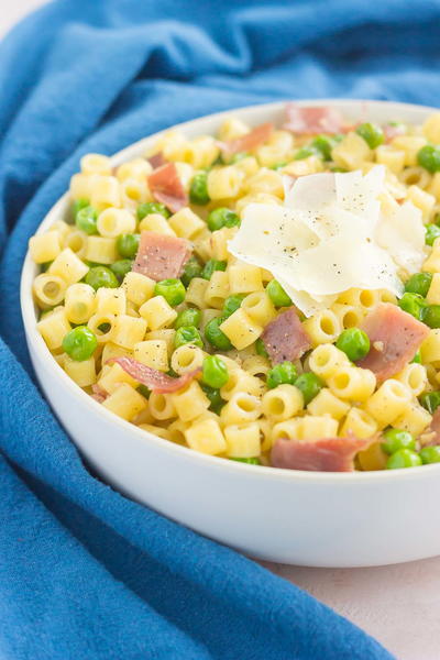 Garlic Butter Pasta With Prosciutto And Peas