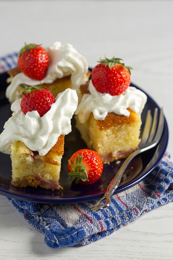 Simple Strawberry Sponge Cake | RecipeLion.com