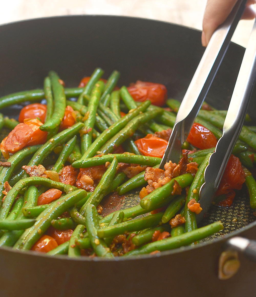 Green Beans with Bacon and Tomatoes | RecipeLion.com