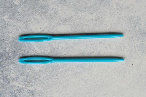 Image shows two yarn needles.