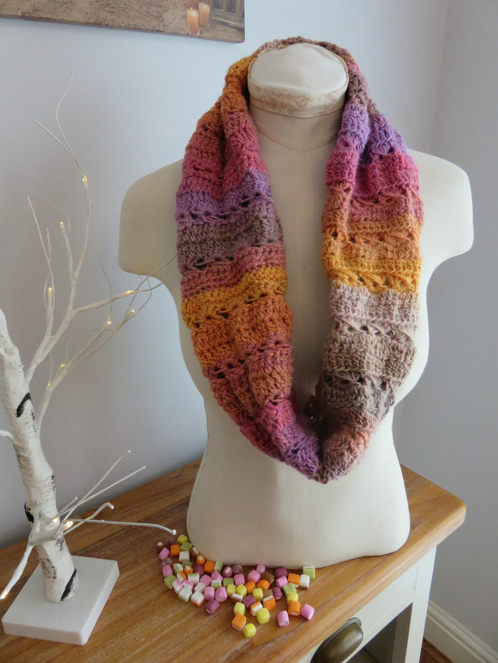 Bufanda perfecta tejida punto Dolly Mixture Sweetie Crochet Cowl Pattern | AllFreeCrochet.com