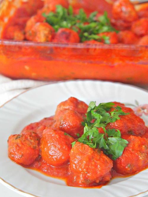 Baked meatballs in tomato sauce