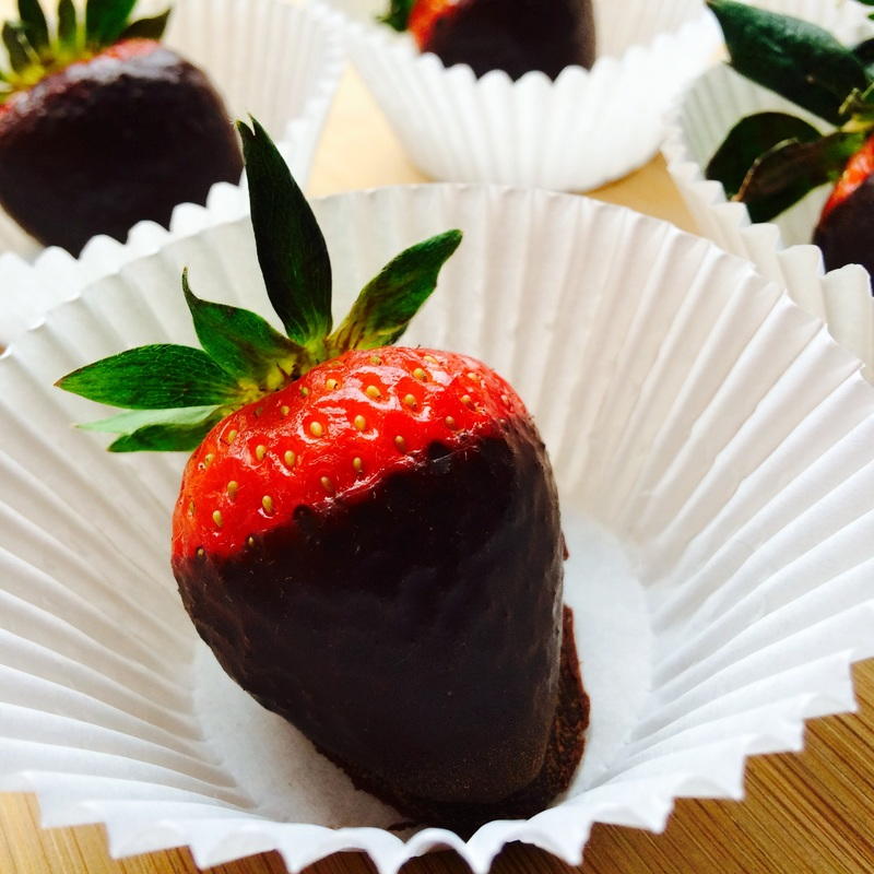 Healthy Chocolate Covered Strawberries | FaveHealthyRecipes.com