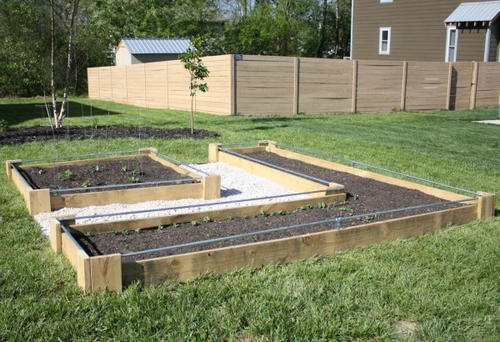 DIY Raised Garden Beds | DIYIdeaCenter.com