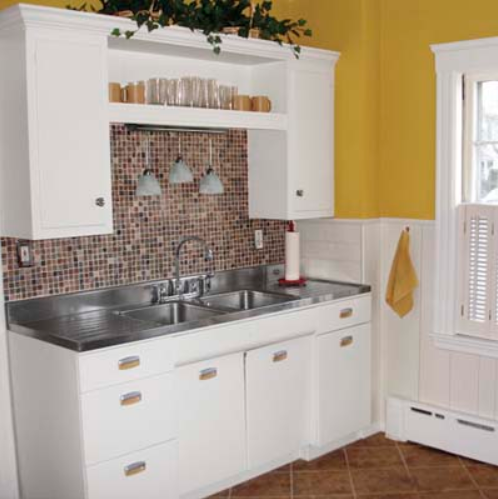 Retro Chic Small Kitchen Remodel Idea