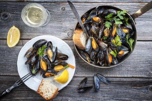 Mussels served with wine