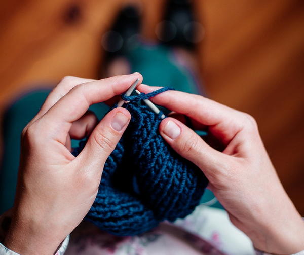 Knitting How-Tos: How To Hold Knitting Needles 