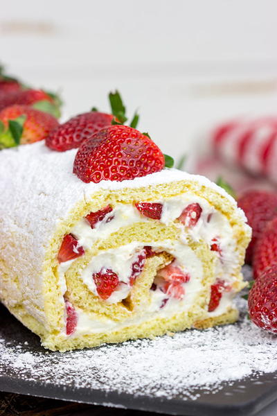 Fresh Strawberry Cake Roll
