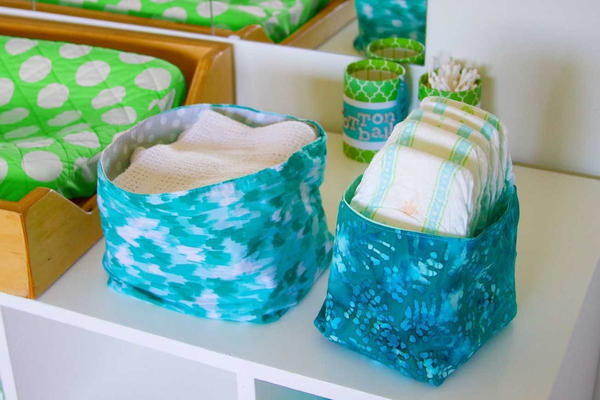 How to Sew a Fabric Storage Bin - free sewing pattern!