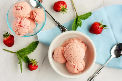 Creamy Homemade Strawberry Ice Cream