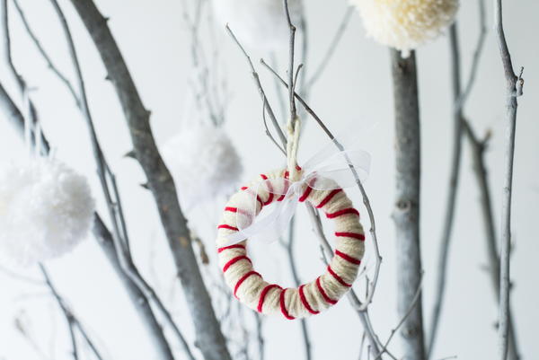 5-Minute Peppermint Yarn Wreath Ornament